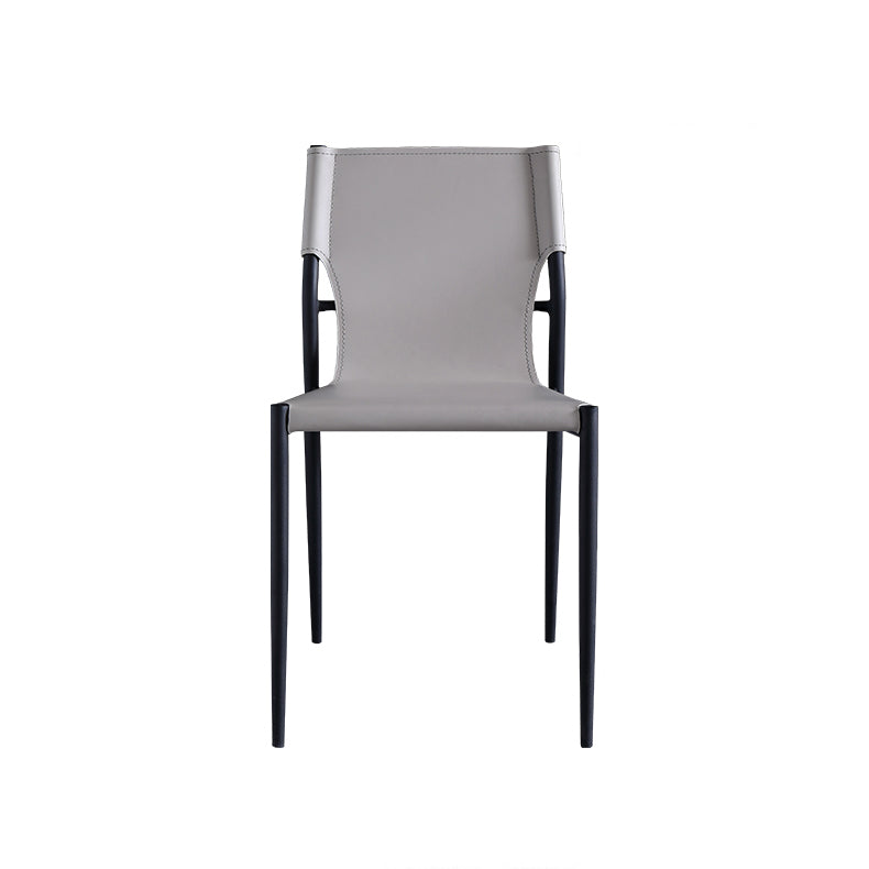 Silla lateral de cuero estilo diseñador para balcón, silla de comedor con respaldo sólido y patas negras