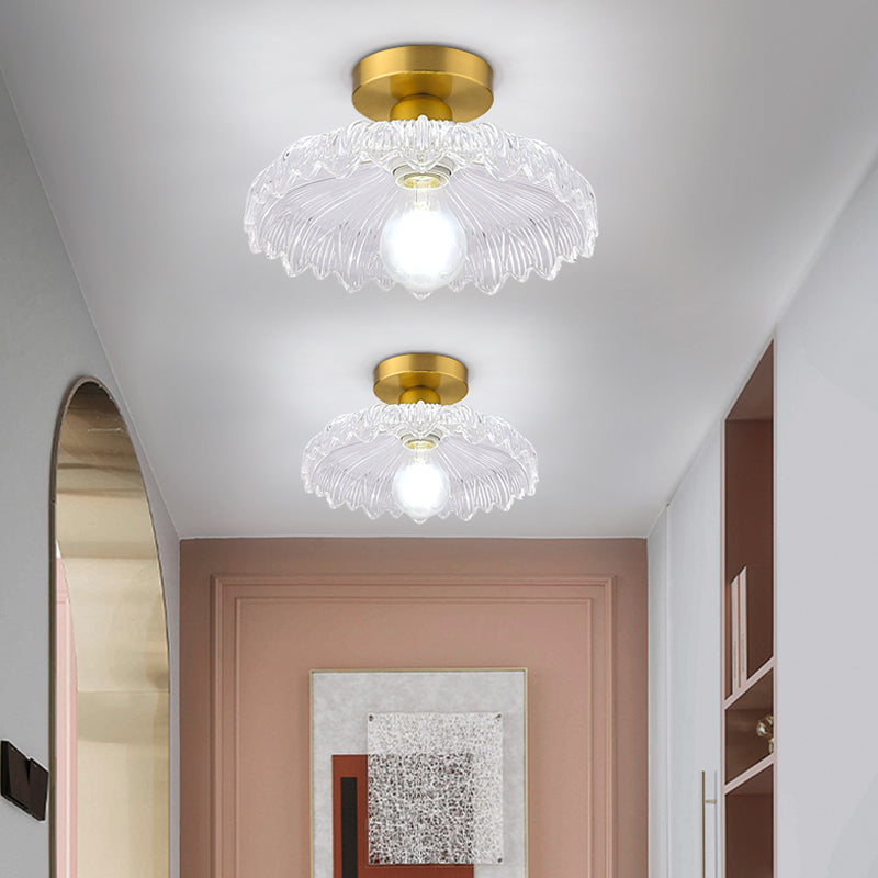 Minimalistische halbbündige Deckenleuchte mit goldenem Blumenmuster und Glasschirm