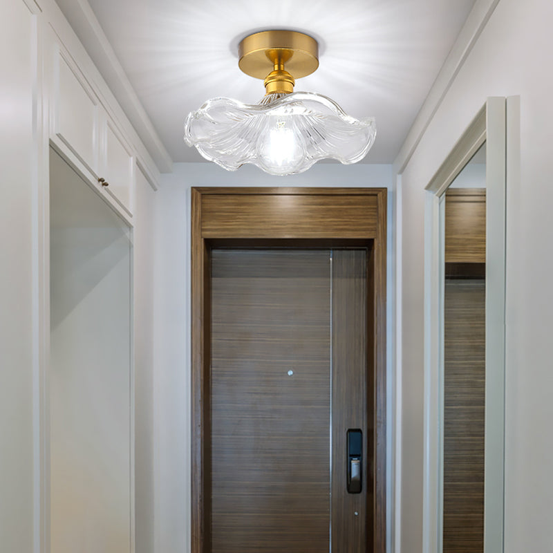 Minimalistische halbbündige Deckenleuchte mit goldenem Blumenmuster und Glasschirm