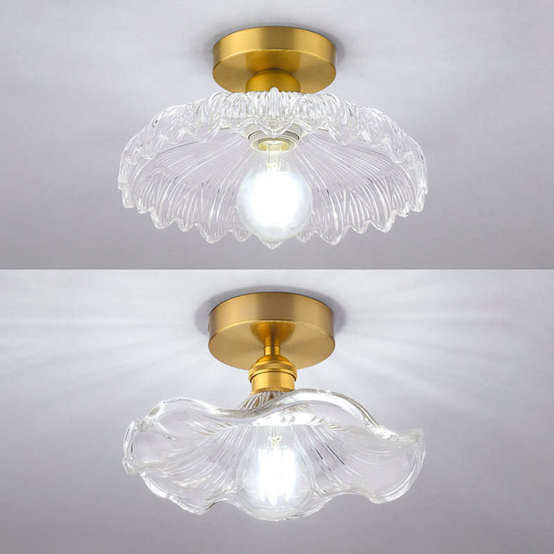 Lampada da soffitto minimalista a semi-incasso con fiore dorato e paralume in vetro