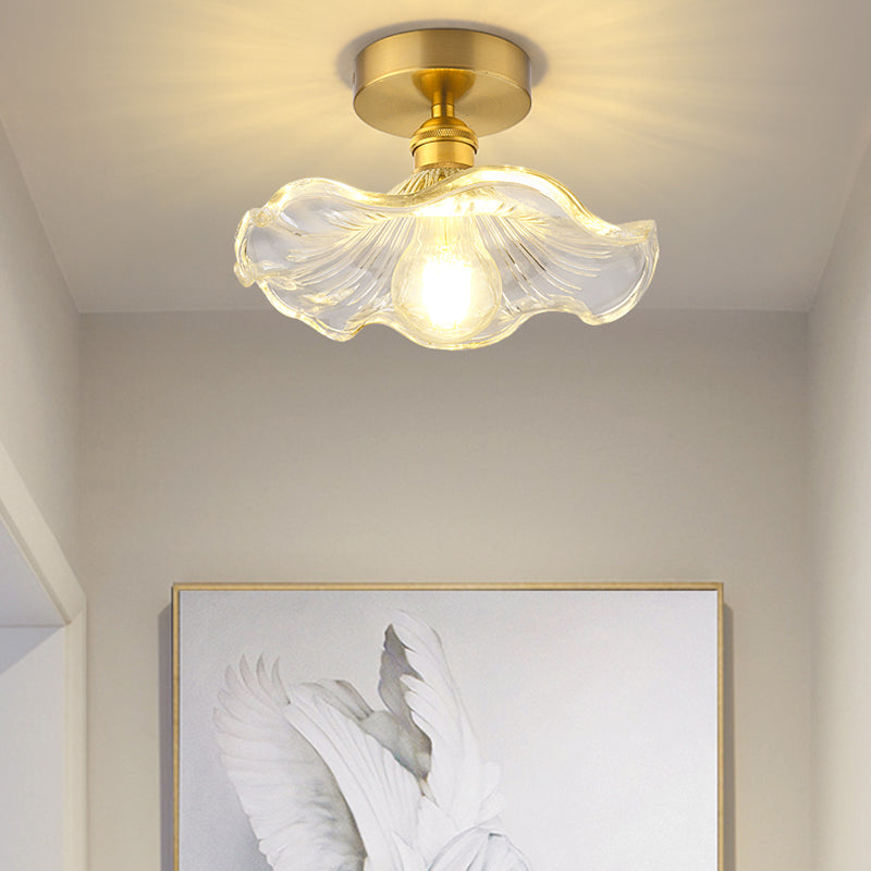 Minimalistische halbbündige Deckenleuchte mit goldenem Blumenmuster und Glasschirm