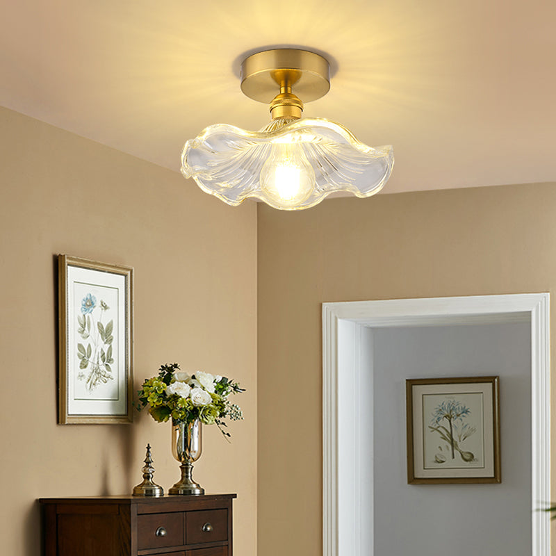Minimalistische halbbündige Deckenleuchte mit goldenem Blumenmuster und Glasschirm