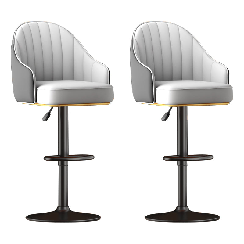 Verstelbare hoogte aanrecht en barkruk binnen lederen emmer voetsteun kruk