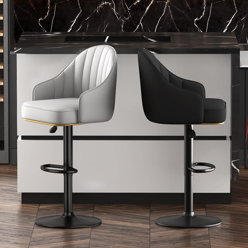 Verstelbare hoogte aanrecht en barkruk binnen lederen emmer voetsteun kruk