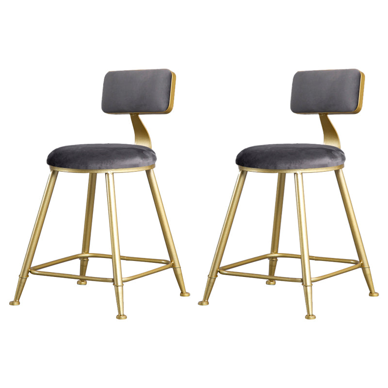 Tabouret de comptoir sans accoudoirs avec dossier Glam, tabouret de bar en fer pour salon de beauté avec coussin en daim
