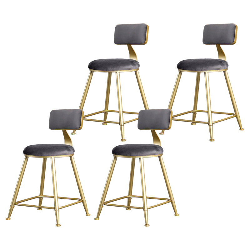Tabouret de comptoir sans accoudoirs avec dossier Glam, tabouret de bar en fer pour salon de beauté avec coussin en daim