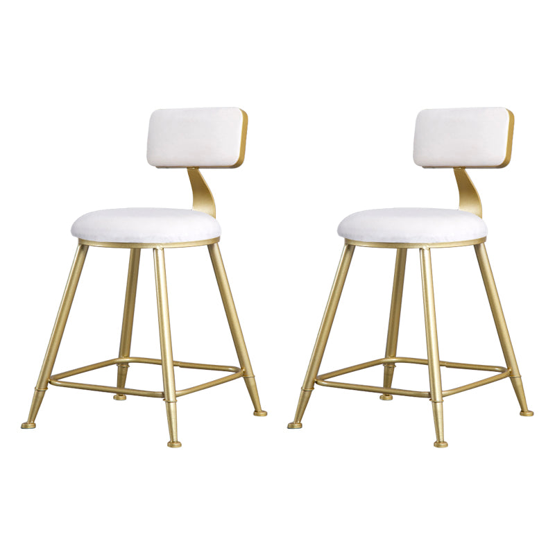 Tabouret de comptoir sans accoudoirs avec dossier Glam, tabouret de bar en fer pour salon de beauté avec coussin en daim