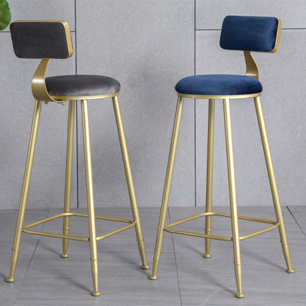 Tabouret de comptoir sans accoudoirs avec dossier Glam, tabouret de bar en fer pour salon de beauté avec coussin en daim