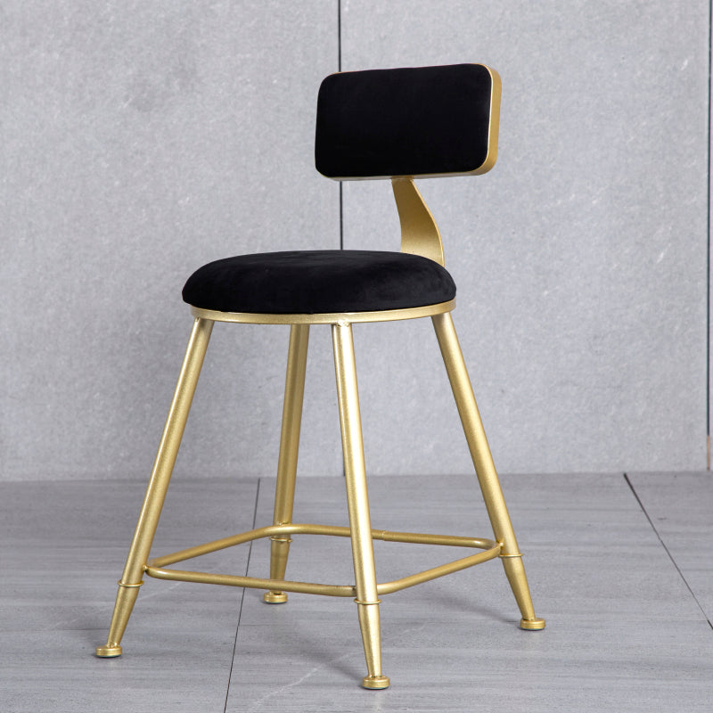 Tabouret de comptoir sans accoudoirs avec dossier Glam, tabouret de bar en fer pour salon de beauté avec coussin en daim