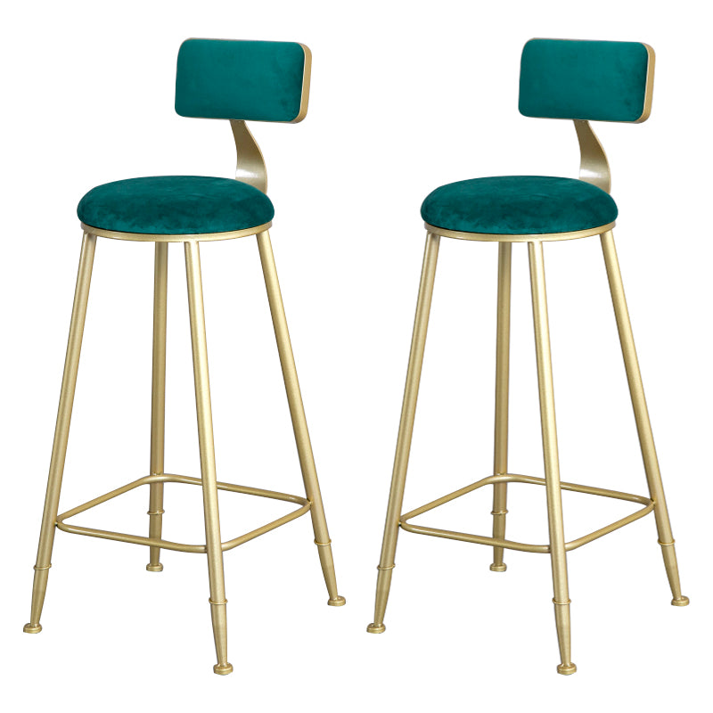 Tabouret de comptoir sans accoudoirs avec dossier Glam, tabouret de bar en fer pour salon de beauté avec coussin en daim