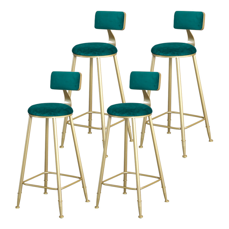 Tabouret de comptoir sans accoudoirs avec dossier Glam, tabouret de bar en fer pour salon de beauté avec coussin en daim