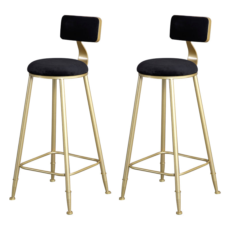 Tabouret de comptoir sans accoudoirs avec dossier Glam, tabouret de bar en fer pour salon de beauté avec coussin en daim
