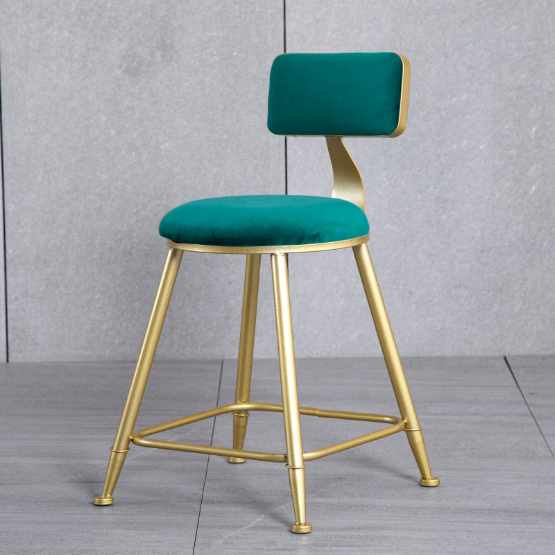 Tabouret de comptoir sans accoudoirs avec dossier Glam, tabouret de bar en fer pour salon de beauté avec coussin en daim