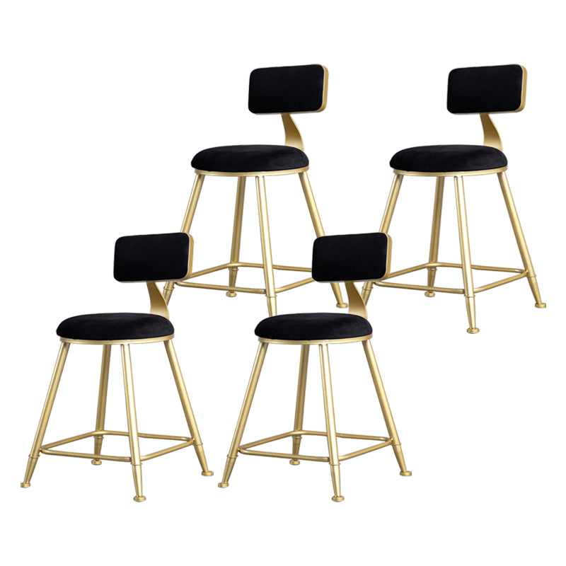 Tabouret de comptoir sans accoudoirs avec dossier Glam, tabouret de bar en fer pour salon de beauté avec coussin en daim