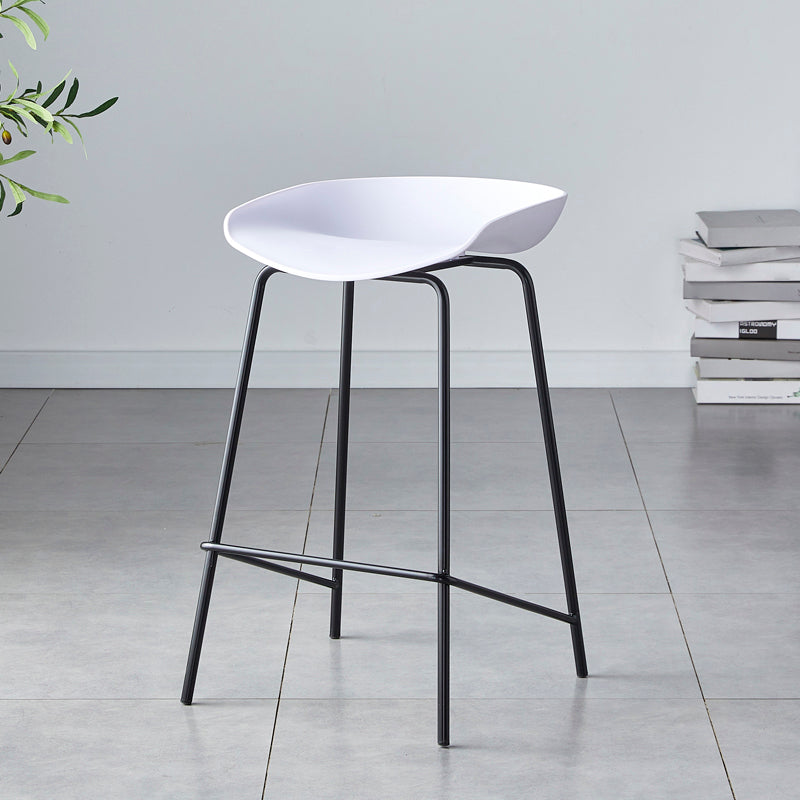 Taburete de bar moderno, taburete de bar interior de plástico sin brazos con base de acero con reposapiés