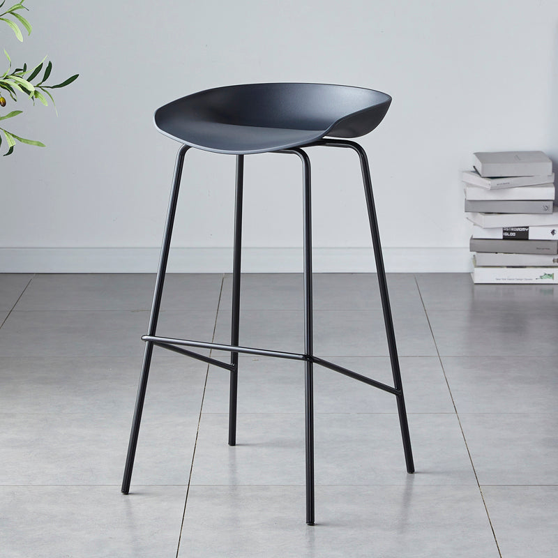 Taburete de bar moderno, taburete de bar interior de plástico sin brazos con base de acero con reposapiés