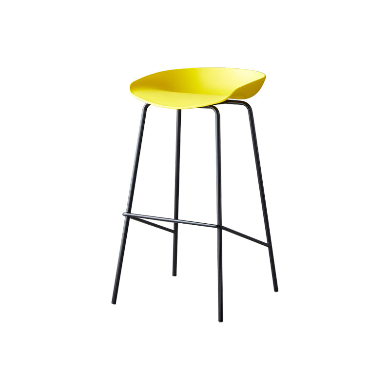 Taburete de bar moderno, taburete de bar interior de plástico sin brazos con base de acero con reposapiés