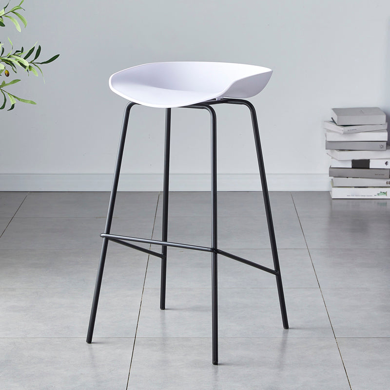 Taburete de bar moderno, taburete de bar interior de plástico sin brazos con base de acero con reposapiés
