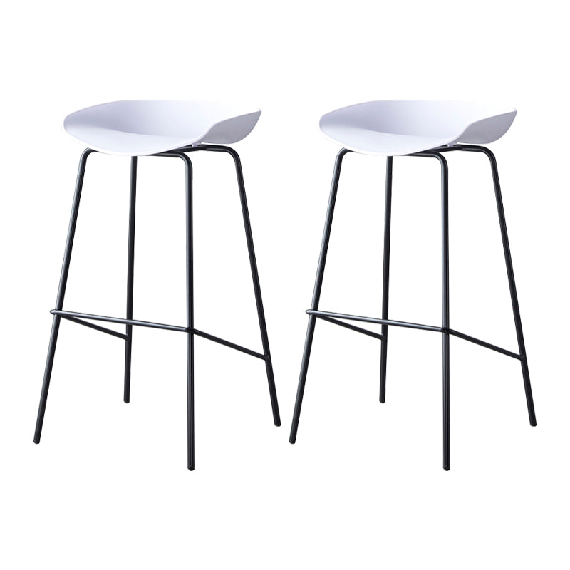 Taburete de bar moderno, taburete de bar interior de plástico sin brazos con base de acero con reposapiés