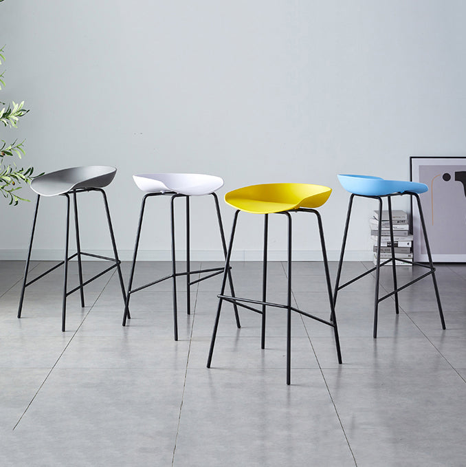 Taburete de bar moderno, taburete de bar interior de plástico sin brazos con base de acero con reposapiés