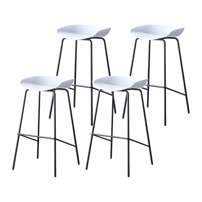 Taburete de bar moderno, taburete de bar interior de plástico sin brazos con base de acero con reposapiés