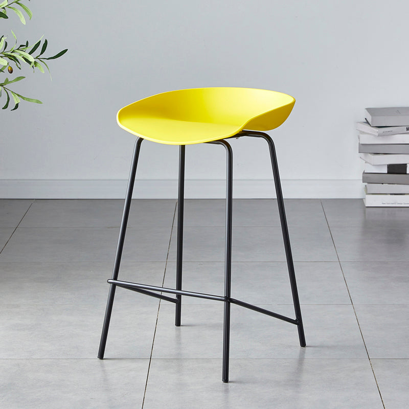 Taburete de bar moderno, taburete de bar interior de plástico sin brazos con base de acero con reposapiés