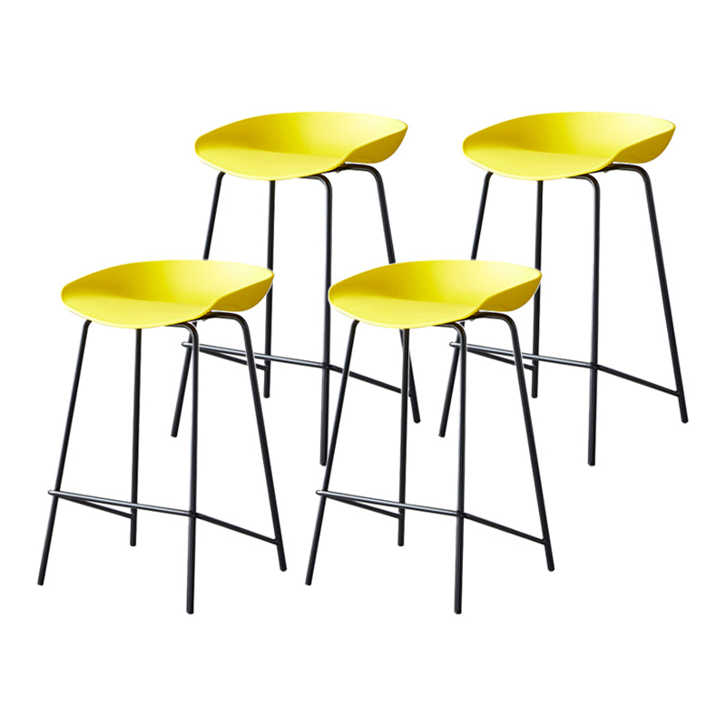 Taburete de bar moderno, taburete de bar interior de plástico sin brazos con base de acero con reposapiés