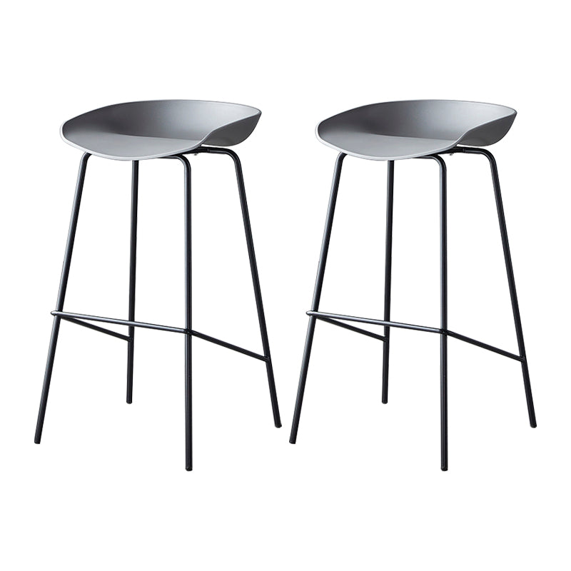 Taburete de bar moderno, taburete de bar interior de plástico sin brazos con base de acero con reposapiés