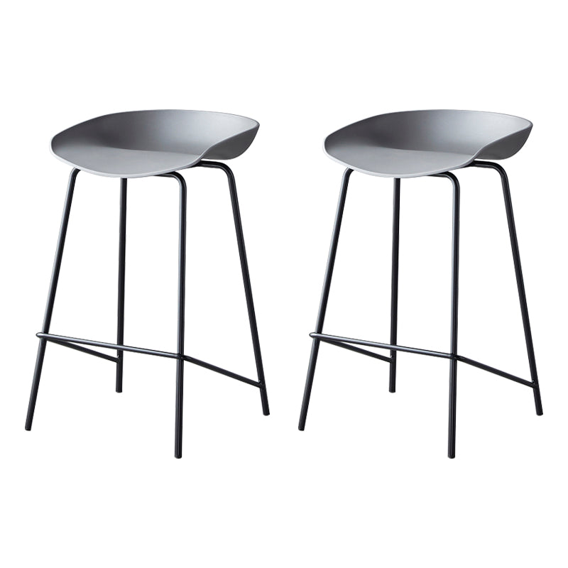 Taburete de bar moderno, taburete de bar interior de plástico sin brazos con base de acero con reposapiés