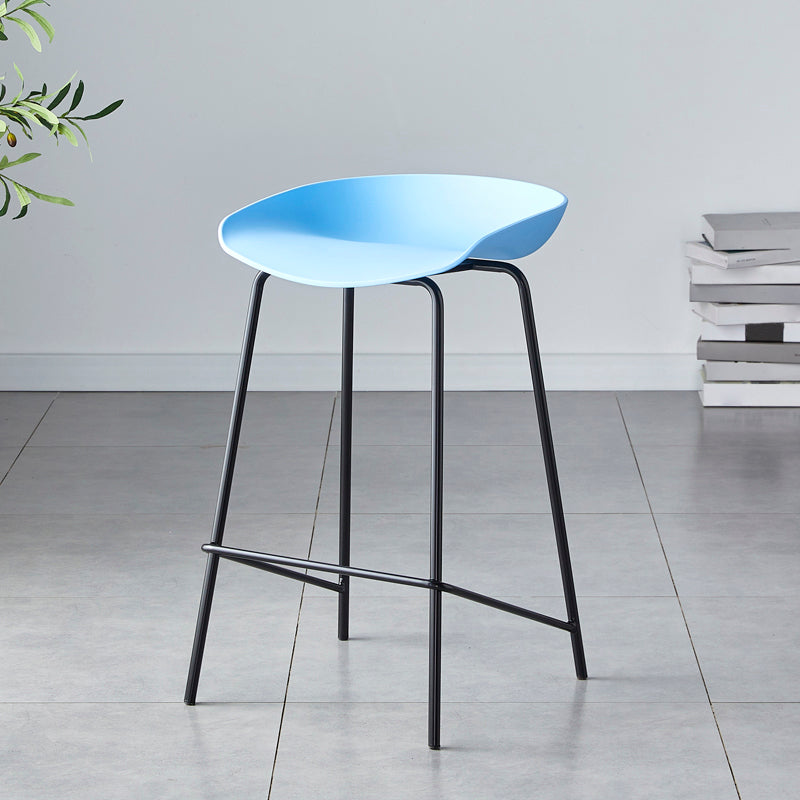 Taburete de bar moderno, taburete de bar interior de plástico sin brazos con base de acero con reposapiés