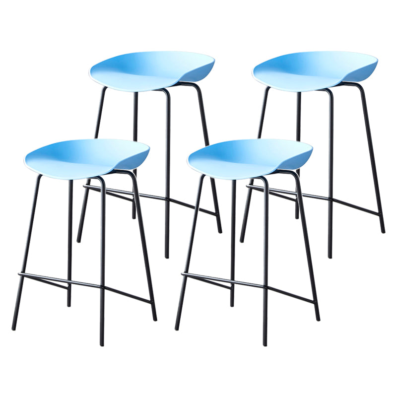 Taburete de bar moderno, taburete de bar interior de plástico sin brazos con base de acero con reposapiés