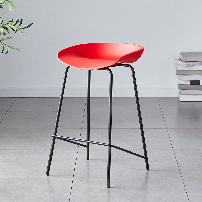 Taburete de bar moderno, taburete de bar interior de plástico sin brazos con base de acero con reposapiés