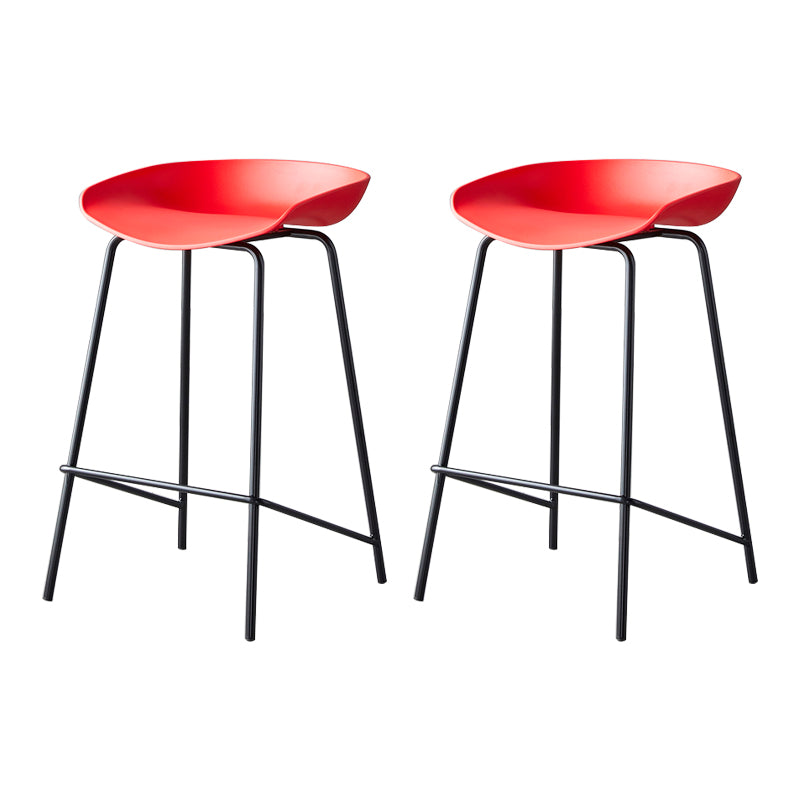 Taburete de bar moderno, taburete de bar interior de plástico sin brazos con base de acero con reposapiés