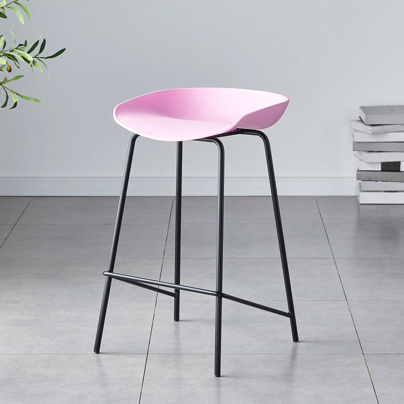 Taburete de bar moderno, taburete de bar interior de plástico sin brazos con base de acero con reposapiés