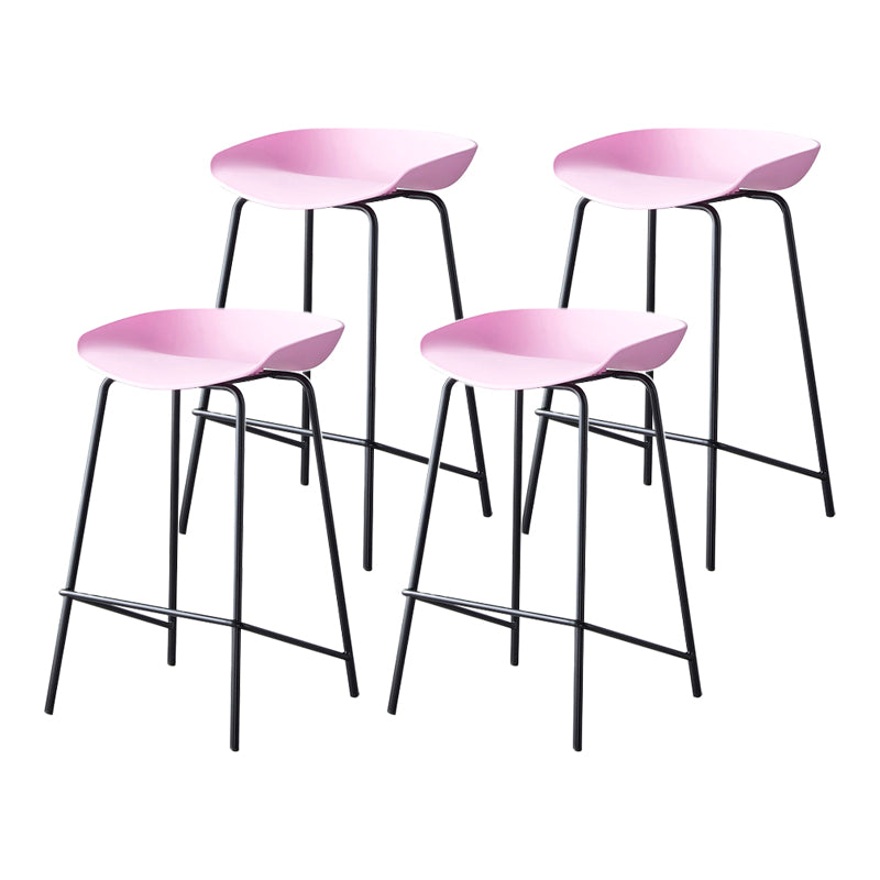 Taburete de bar moderno, taburete de bar interior de plástico sin brazos con base de acero con reposapiés