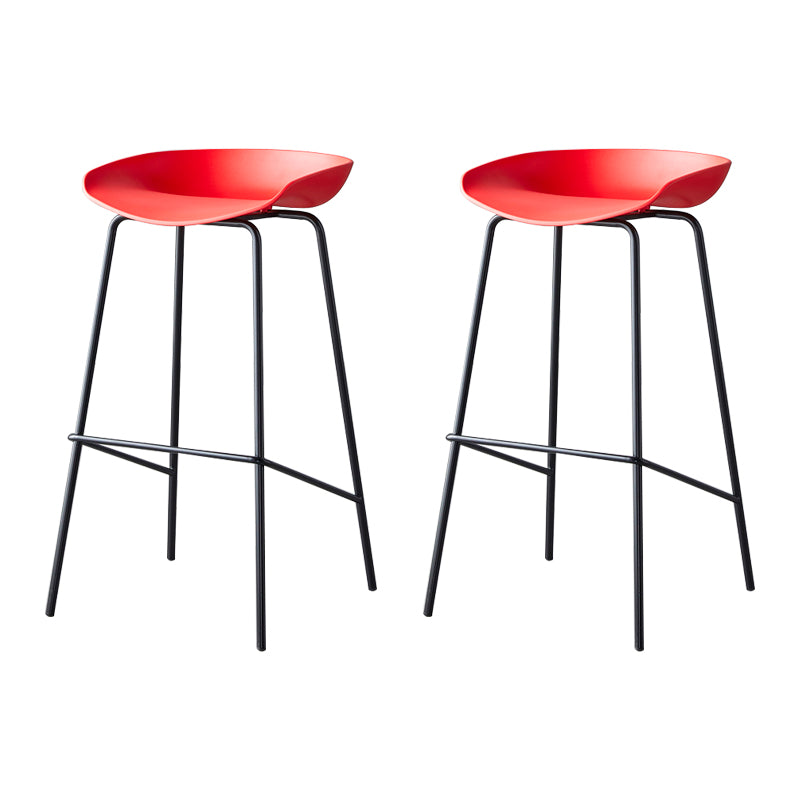 Taburete de bar moderno, taburete de bar interior de plástico sin brazos con base de acero con reposapiés