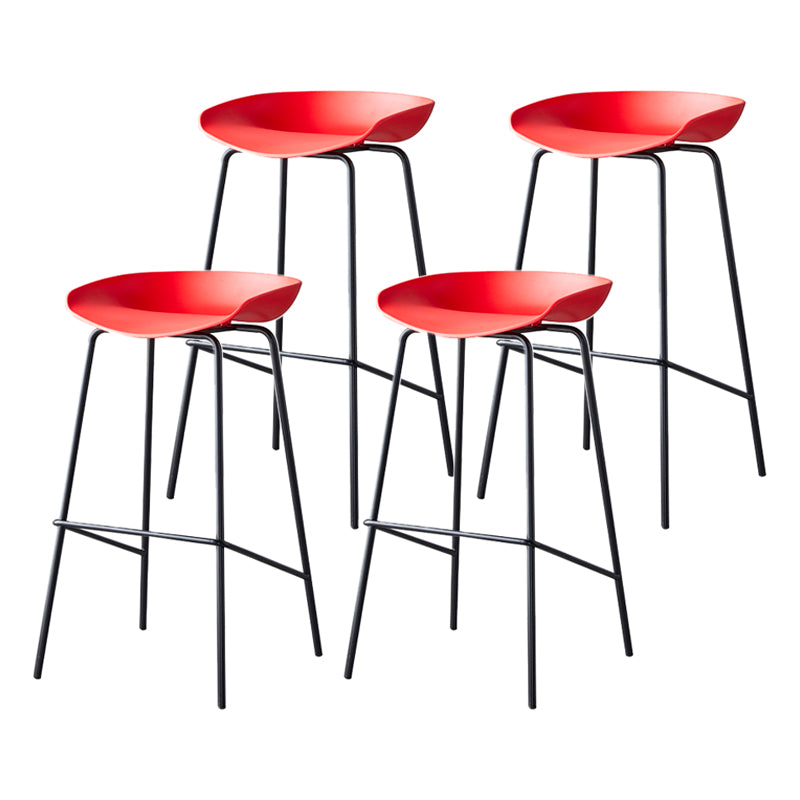 Taburete de bar moderno, taburete de bar interior de plástico sin brazos con base de acero con reposapiés