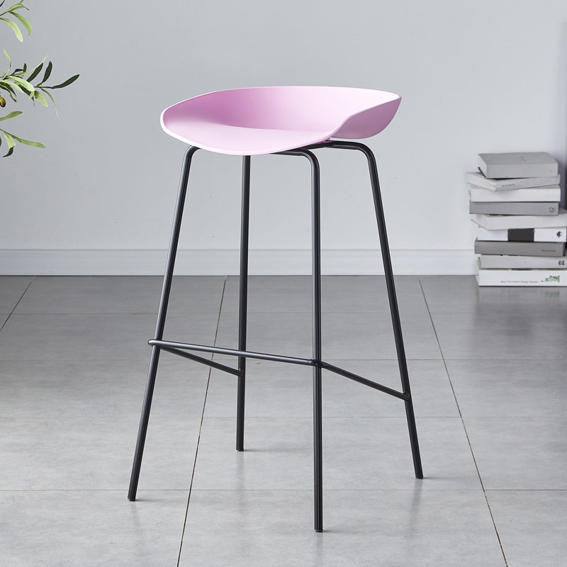 Taburete de bar moderno, taburete de bar interior de plástico sin brazos con base de acero con reposapiés