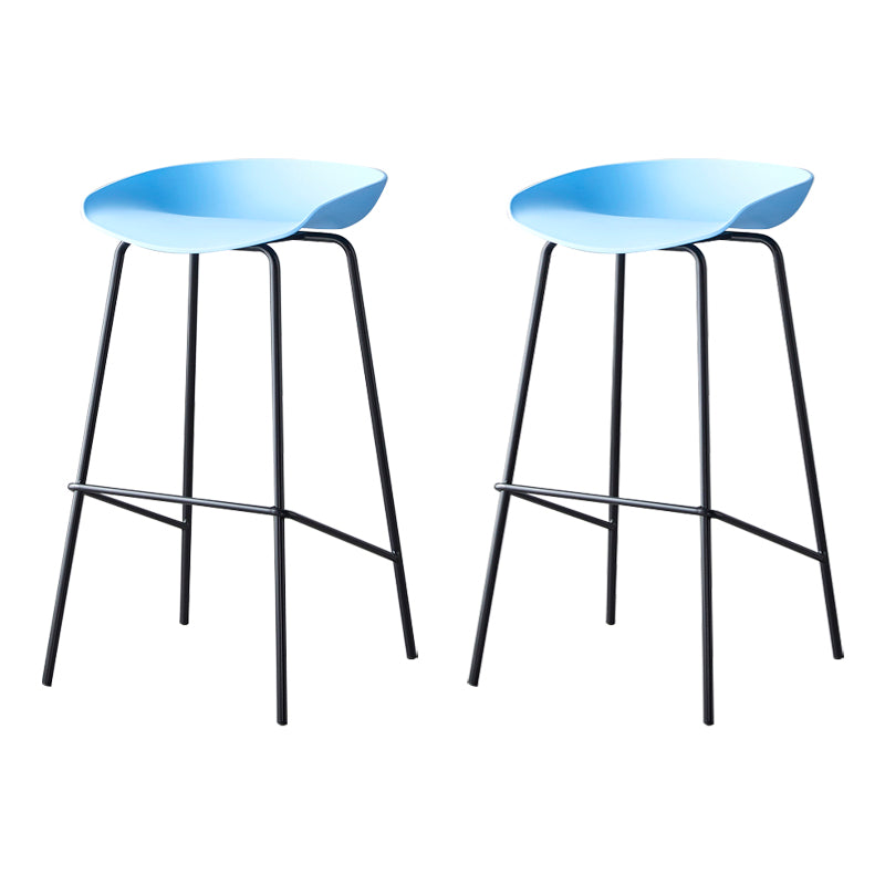 Taburete de bar moderno, taburete de bar interior de plástico sin brazos con base de acero con reposapiés