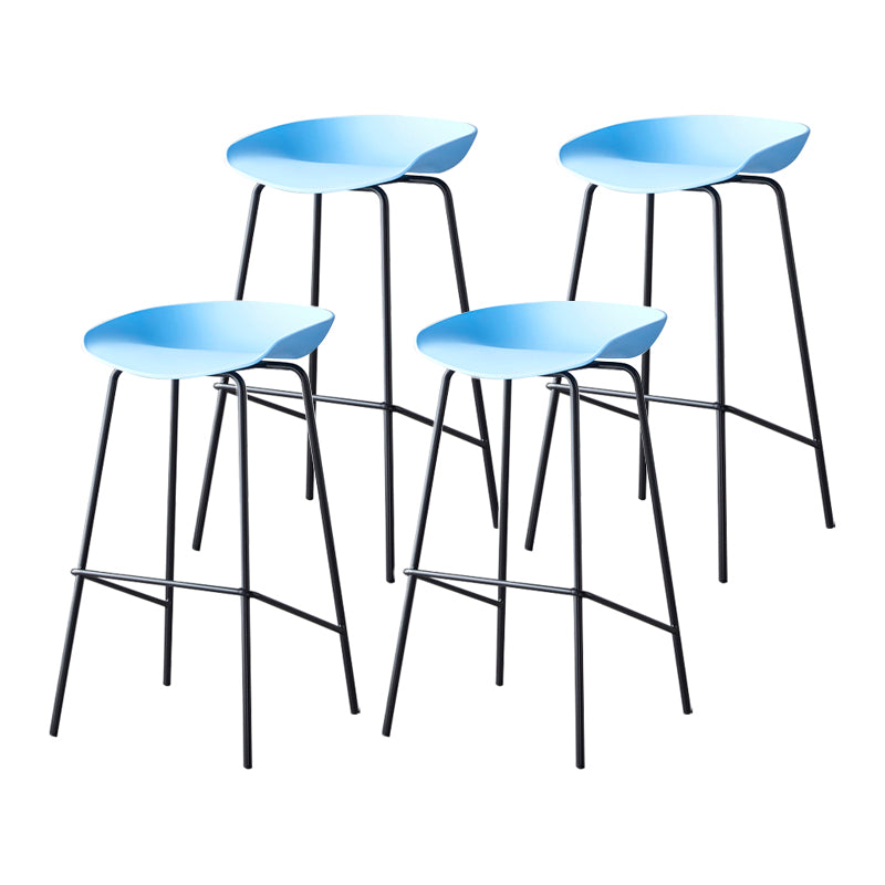 Taburete de bar moderno, taburete de bar interior de plástico sin brazos con base de acero con reposapiés