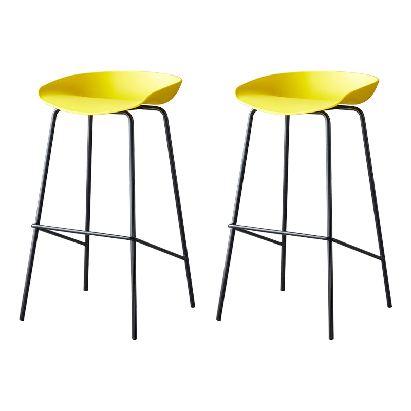 Taburete de bar moderno, taburete de bar interior de plástico sin brazos con base de acero con reposapiés