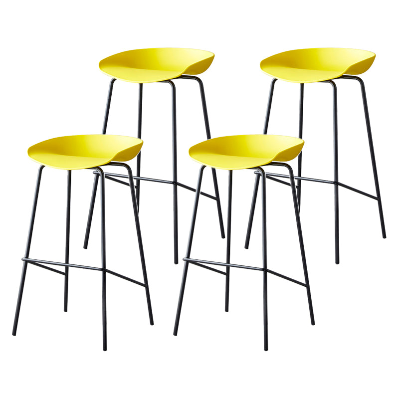 Taburete de bar moderno, taburete de bar interior de plástico sin brazos con base de acero con reposapiés