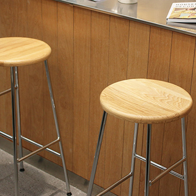 Taburete de bar interior sin brazos, redondo y moderno, con reposapiés y base de acero