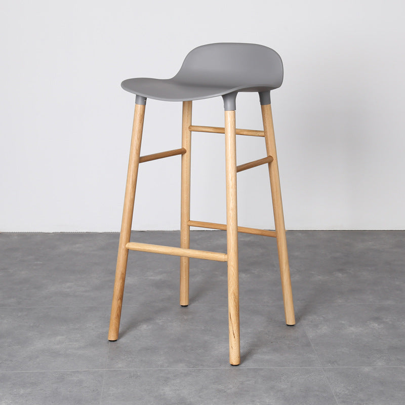 Taburete de bar interior de plástico sin brazos, moderno, con reposapiés y base de madera