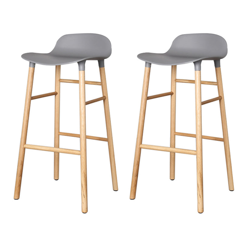 Taburete de bar interior de plástico sin brazos, moderno, con reposapiés y base de madera