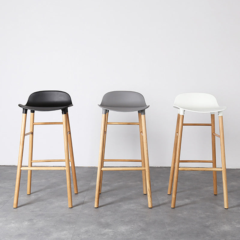 Taburete de bar interior de plástico sin brazos, moderno, con reposapiés y base de madera