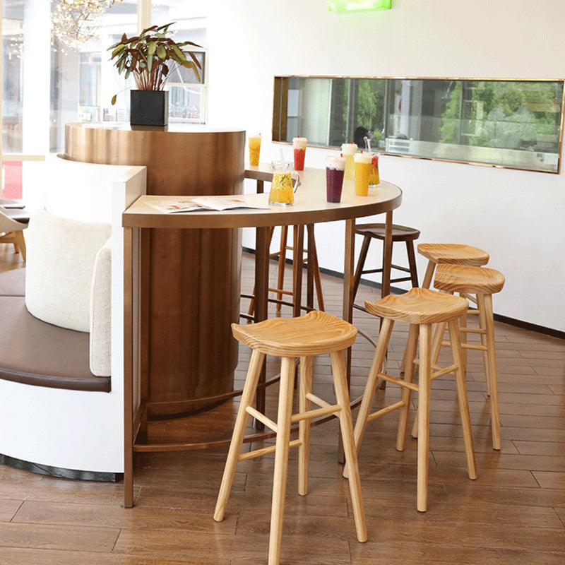 Taburete de bar de madera moderno, asiento contorneado, reposapiés interior sin respaldo, taburete para mostrador