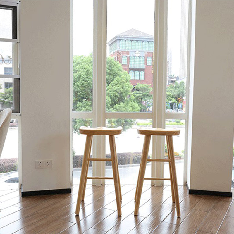 Taburete de bar de madera moderno, asiento contorneado, reposapiés interior sin respaldo, taburete para mostrador
