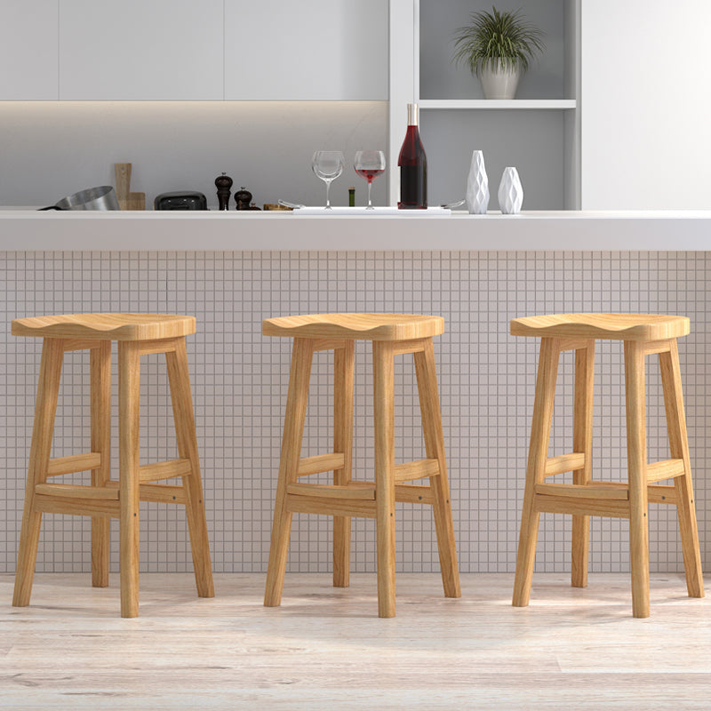 Moderner Barhocker aus Massivholz mit Sattelsitz, rückenfreier Innenhocker mit Holzbeinen