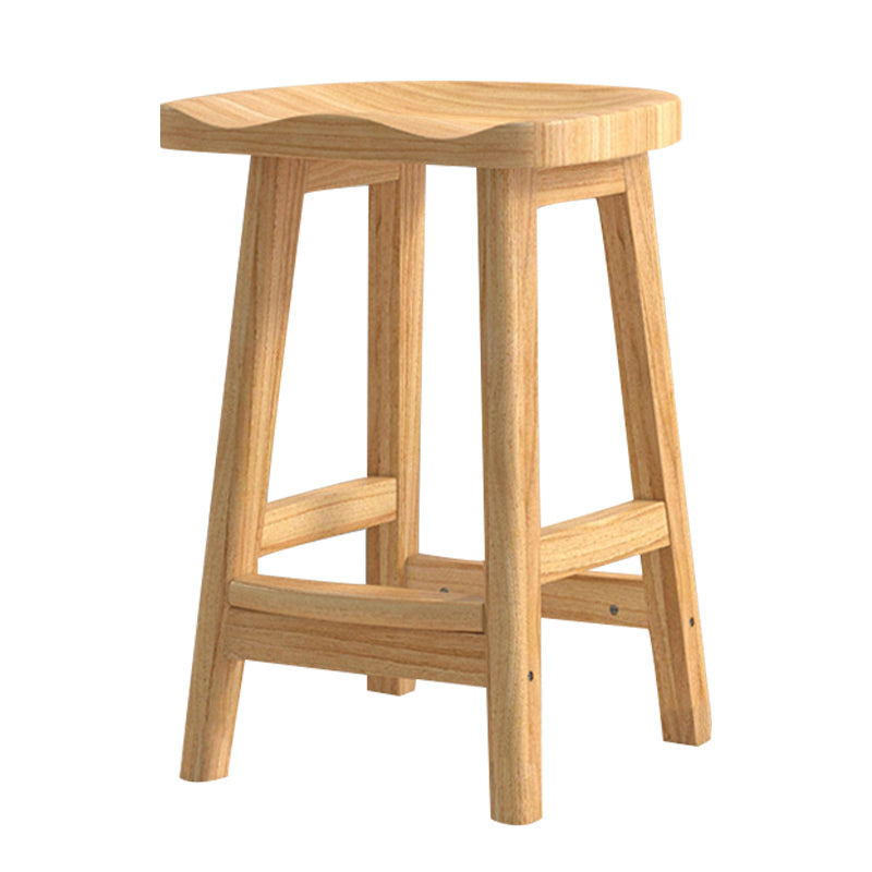 Moderner Barhocker aus Massivholz mit Sattelsitz, rückenfreier Innenhocker mit Holzbeinen